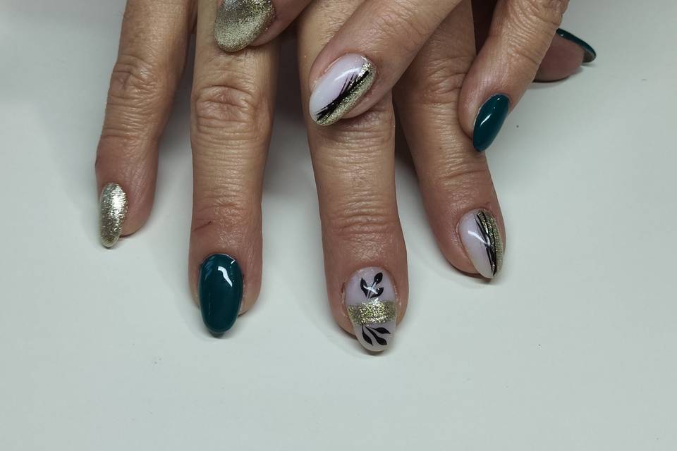 Nail art fleurs et graphiques