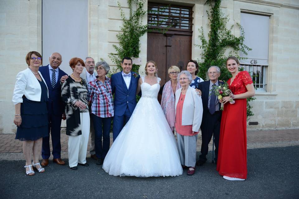 En famille devant le gîte