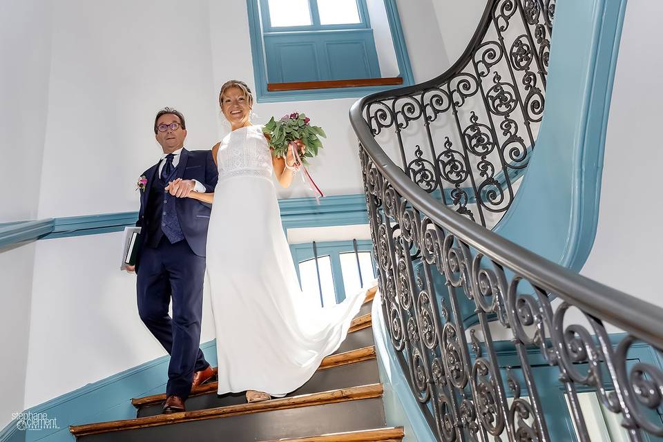 Mariés dans escalier