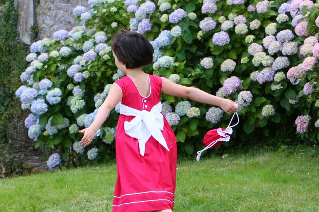 Petite fille aux hortensias