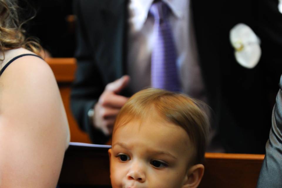 Photo d'un enfant à l'église