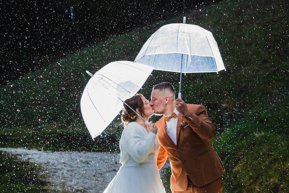 Couple sous la pluie