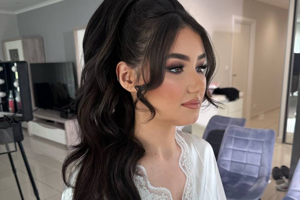 Demi attache & glam make up