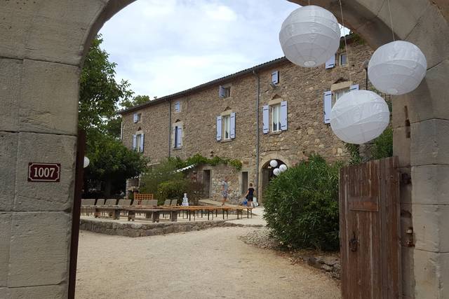 Entrée de la place du village