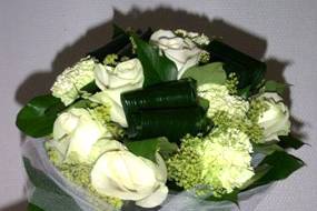 Bouquet de fleurs blanches rondes