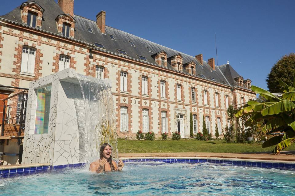 Château face avant et piscine.