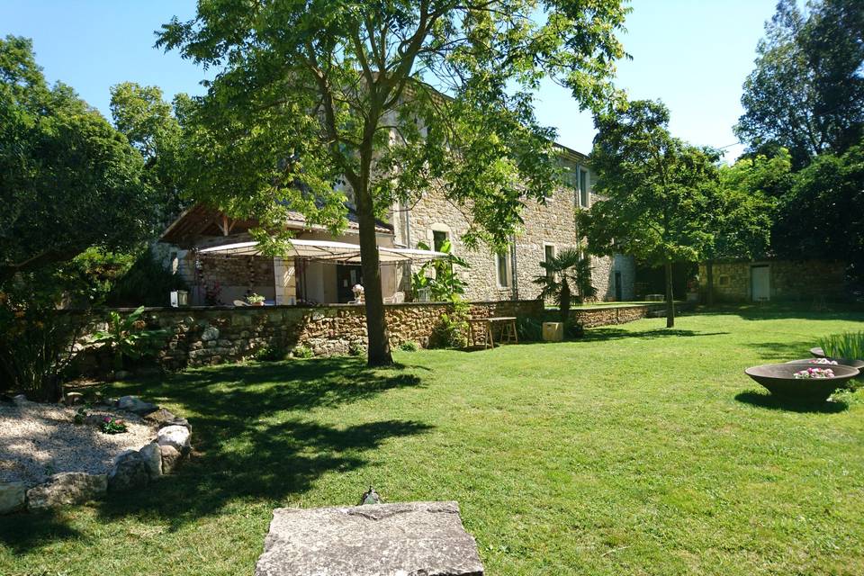 Parc verdoyant tondu et arrosé