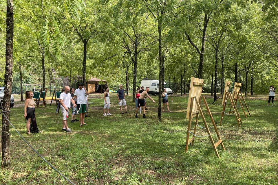 En extérieur sous les arbres