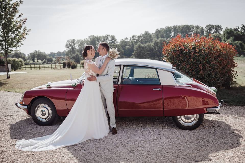 Avec sa voiture ancienne