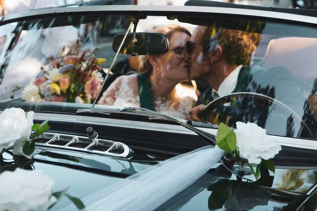 Kiss in the car