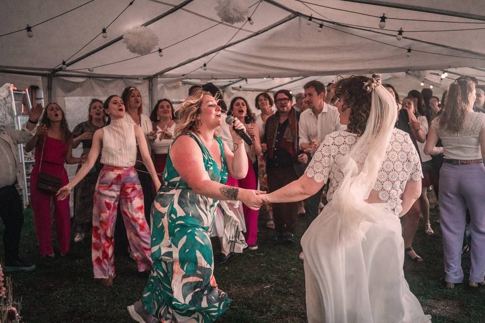 On danse avec les mariés