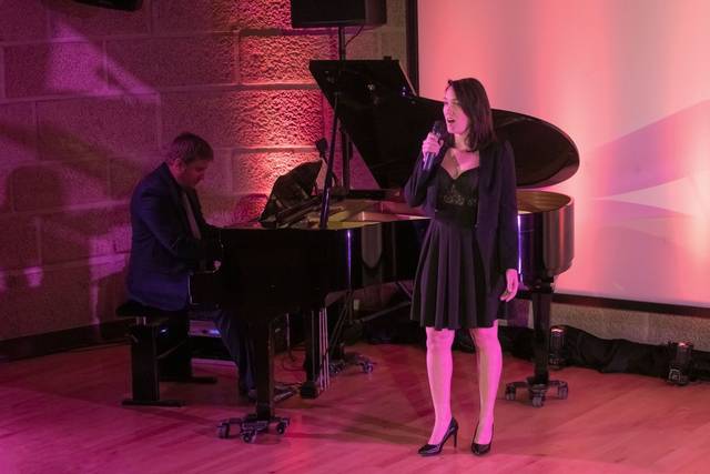 Sarah chanteuse en prestation