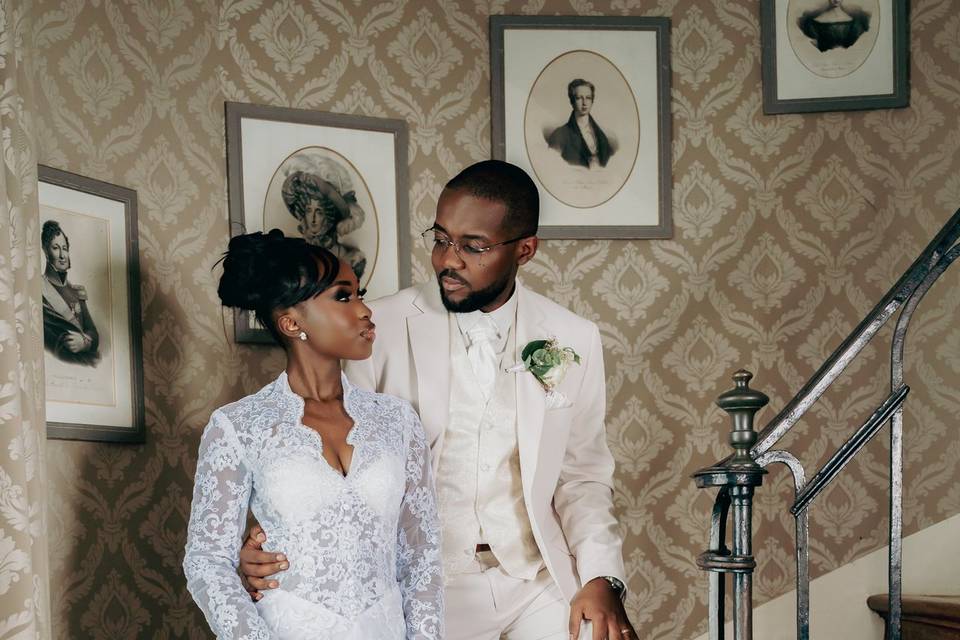 Couple pose château