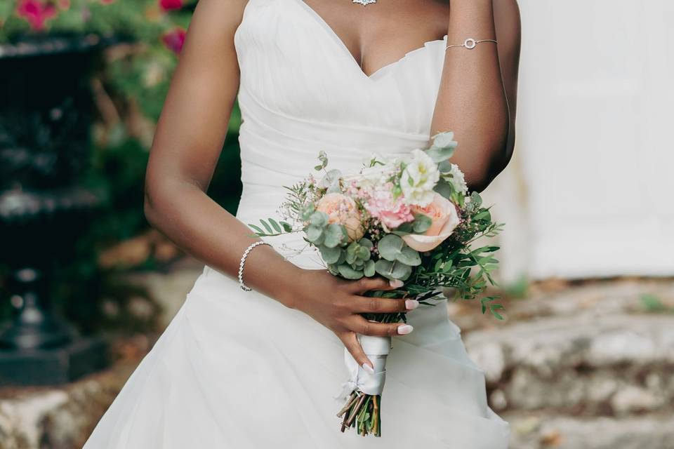 Bride pose bouquet