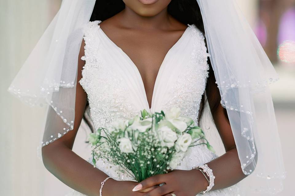 Bride pose bouquet