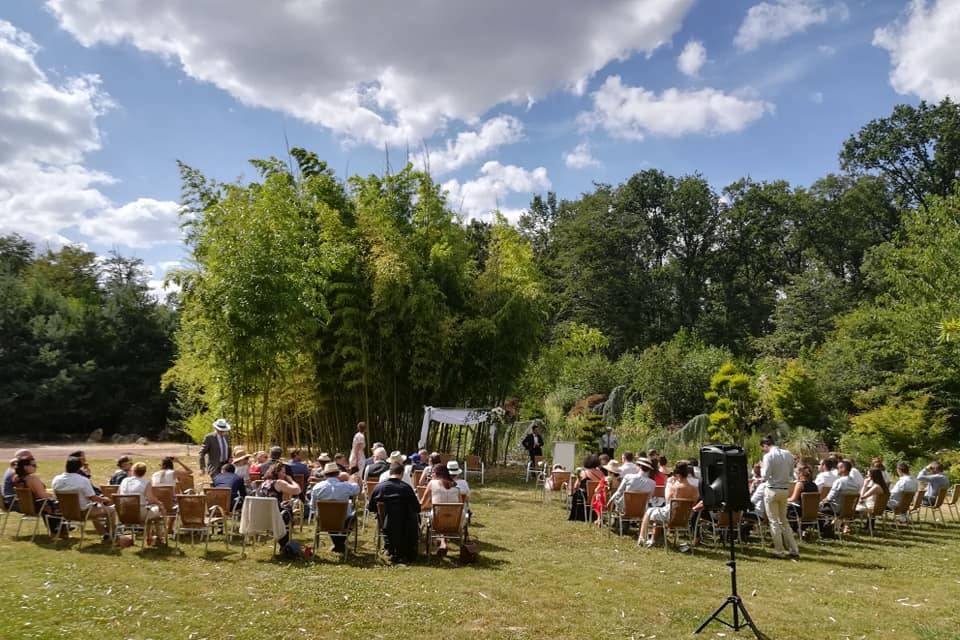 Cérémonie dans le grand jardin