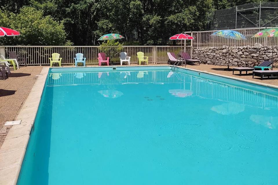 Piscine avec transats/parasols