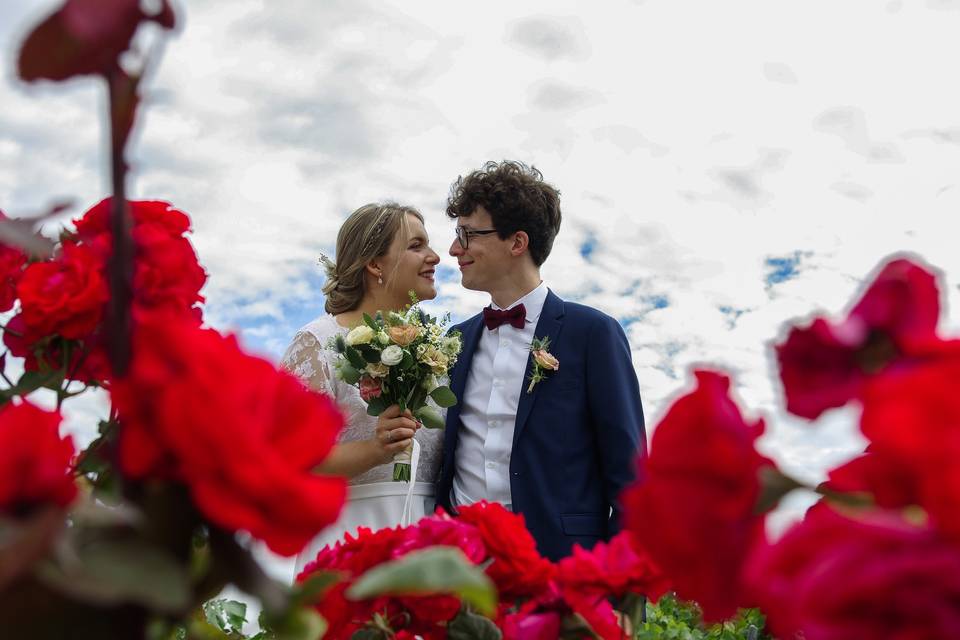 Couple au coeur des fleurs