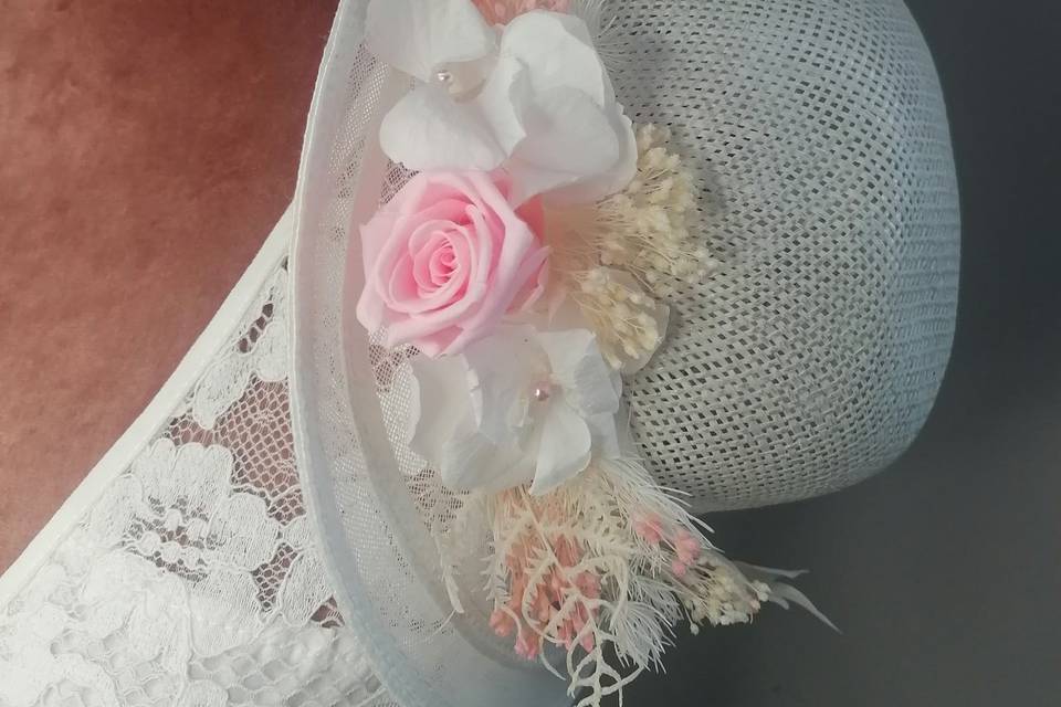 Chapeau en fleurs stabilisées