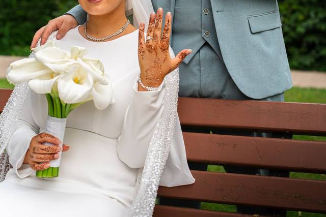 Couple de mariés jardin