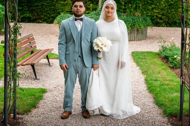 Couple de mariés jardin