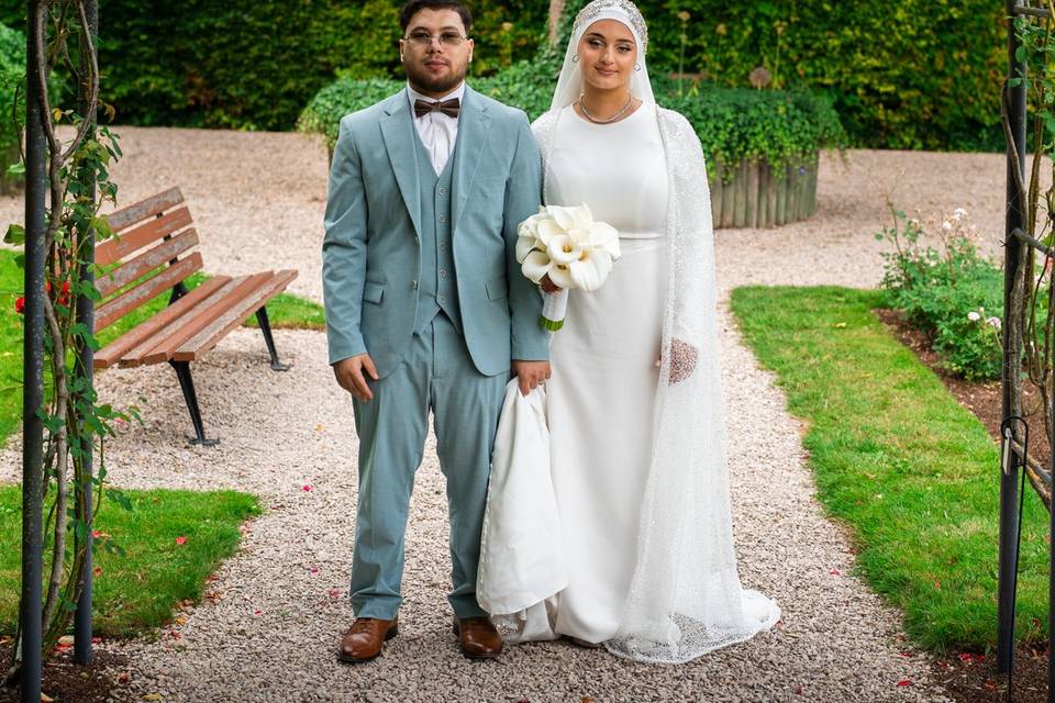 Couple de mariés jardin