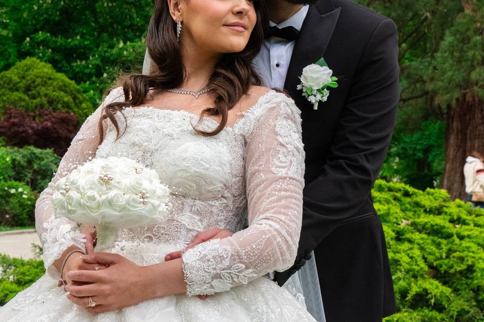 Couple de mariés jardin
