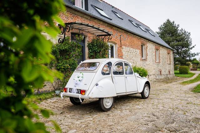 La 2CV devant le domaine