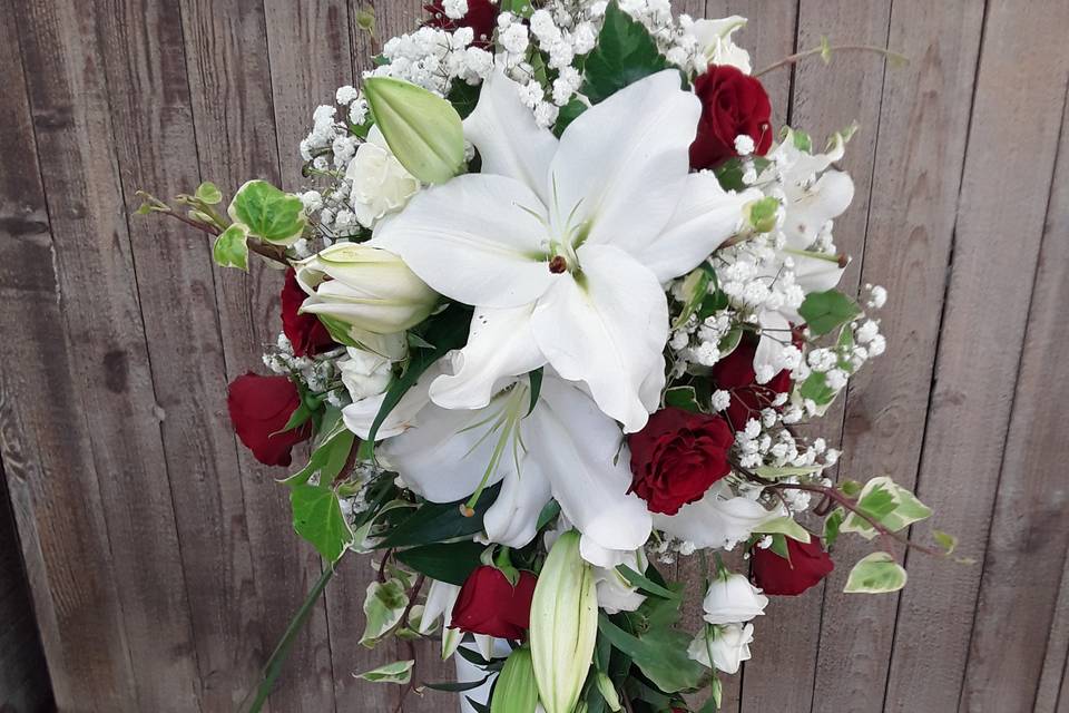 Bouquet chute lys roses rouges