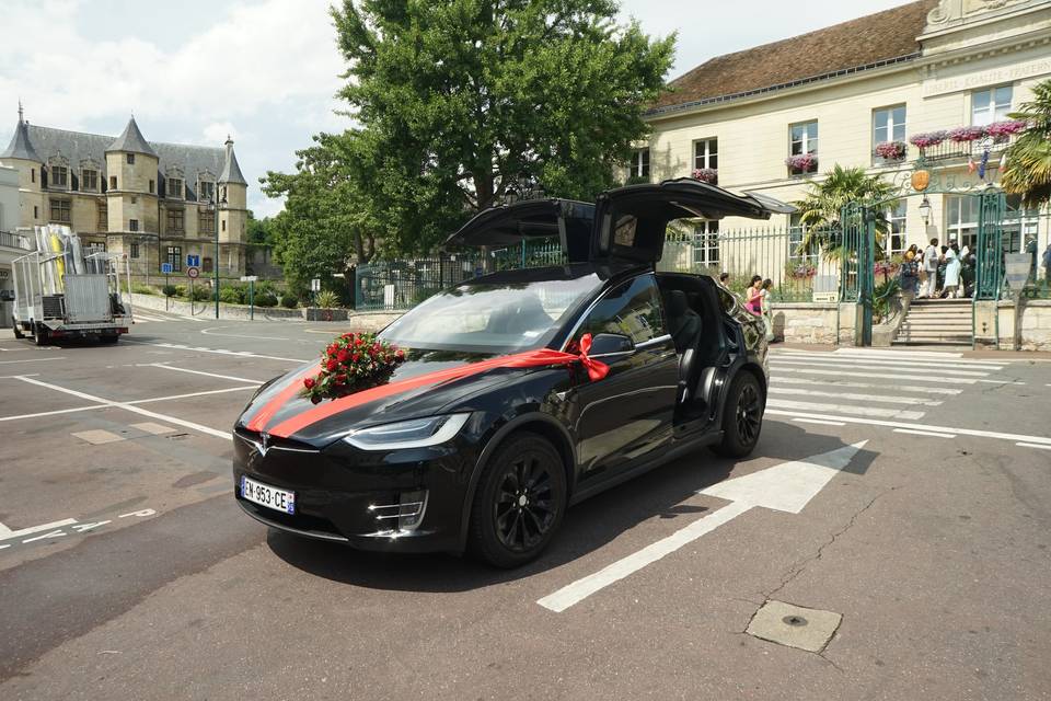 Tesla Model X Ruban rouge