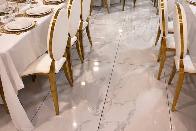 Une salle lumineuse décorée