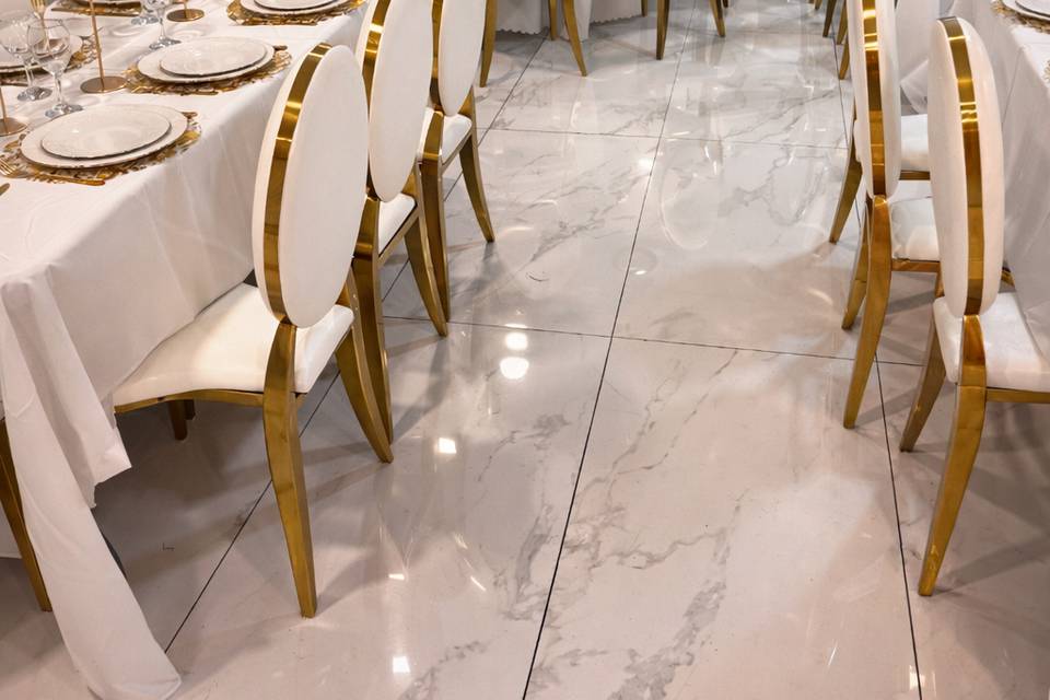 Une salle lumineuse décorée
