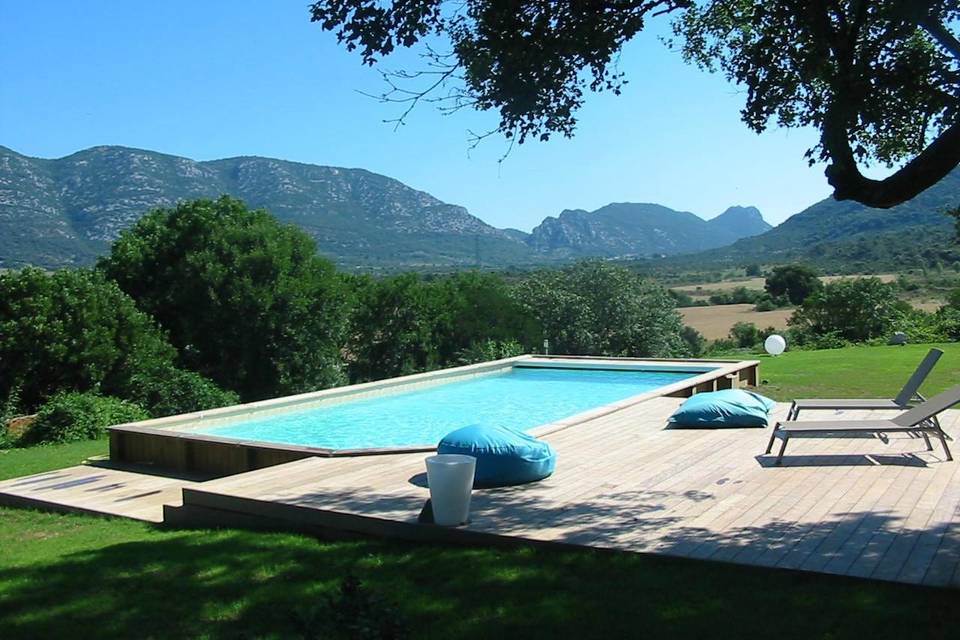 La piscine dans son cadre magnifique