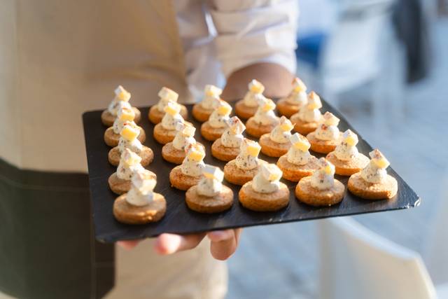 PREMIER PLAN_ CANAPÉS