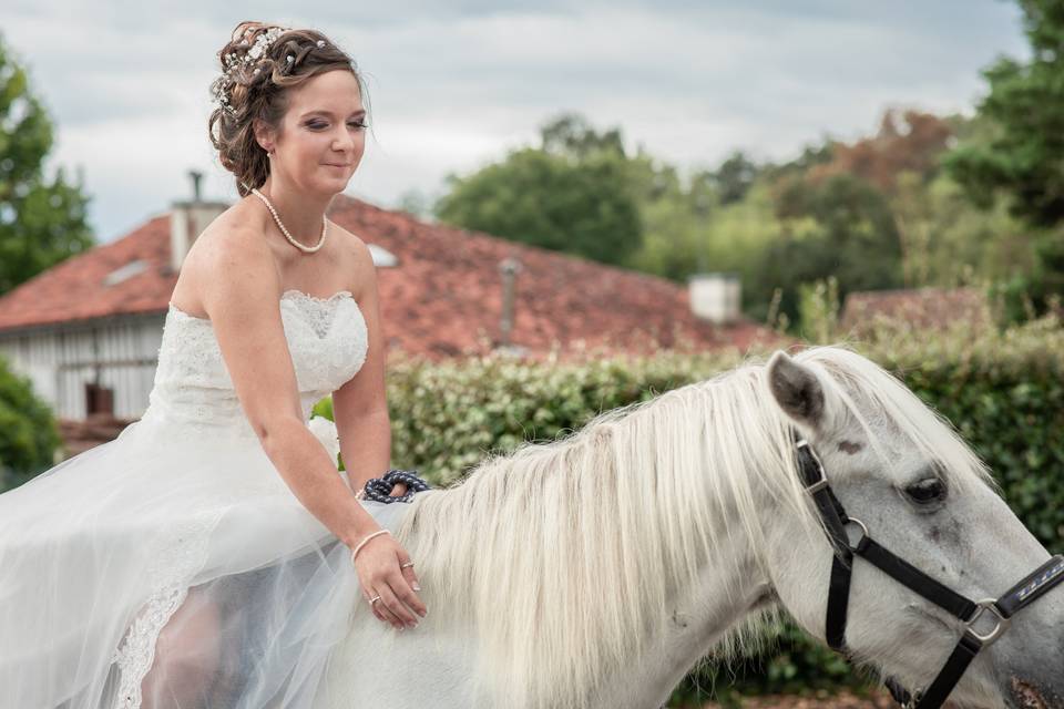 Arrivée à la mairie à cheval