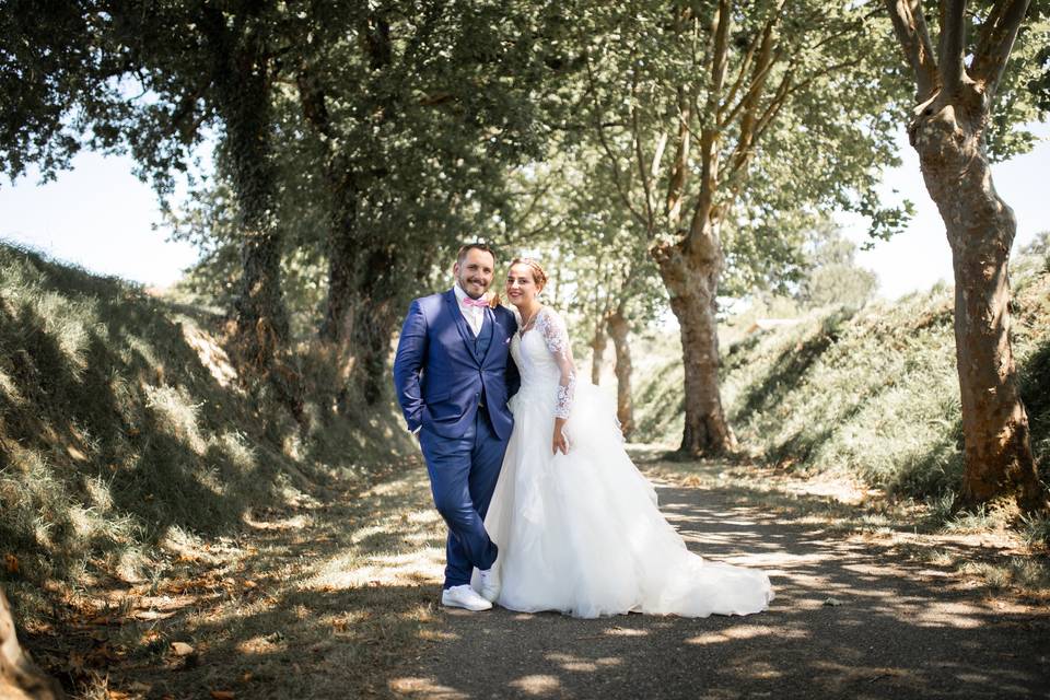 Photo couple avant l'église