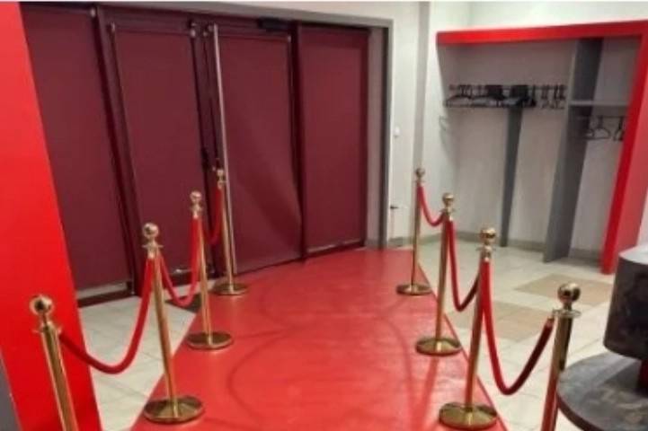 Potelet, tapis rouge
