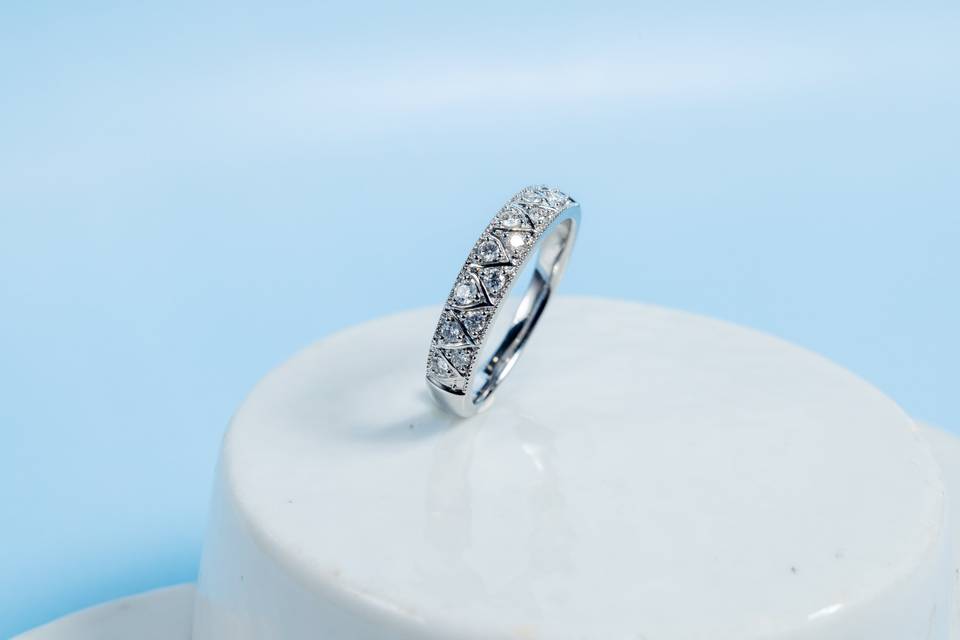anneau platine sur pilier bleu pastel