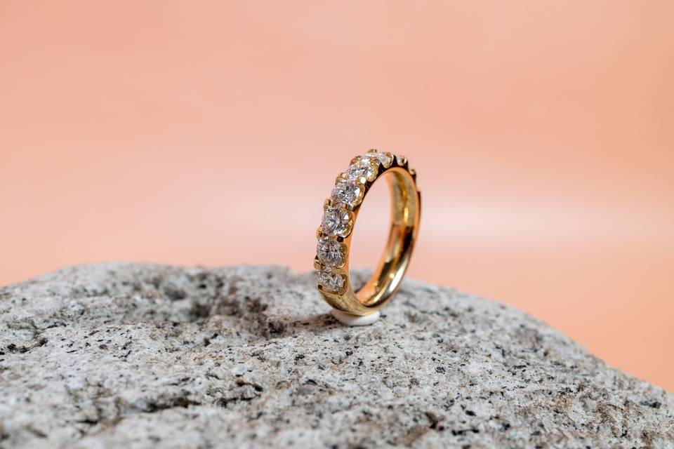 bague alliance or blanc sur granit