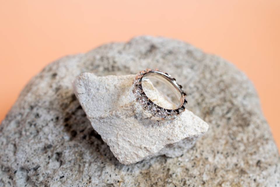 bague diamant sur granite peche