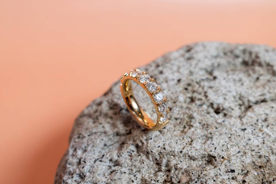 bague or jaune sur roche ronde