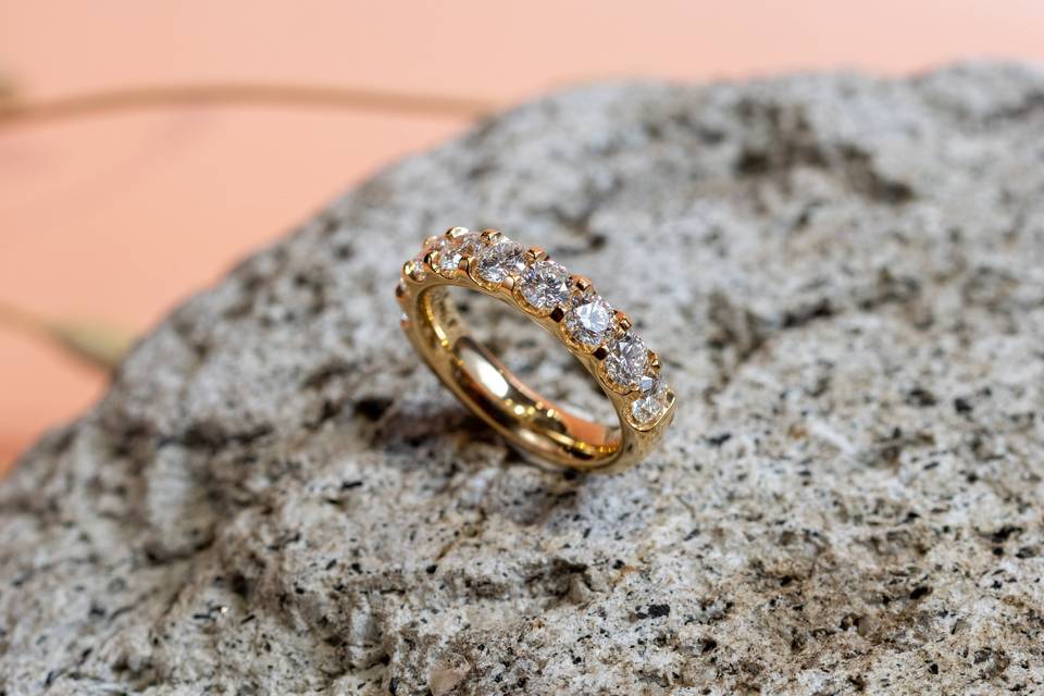 bague or jaune sur roche