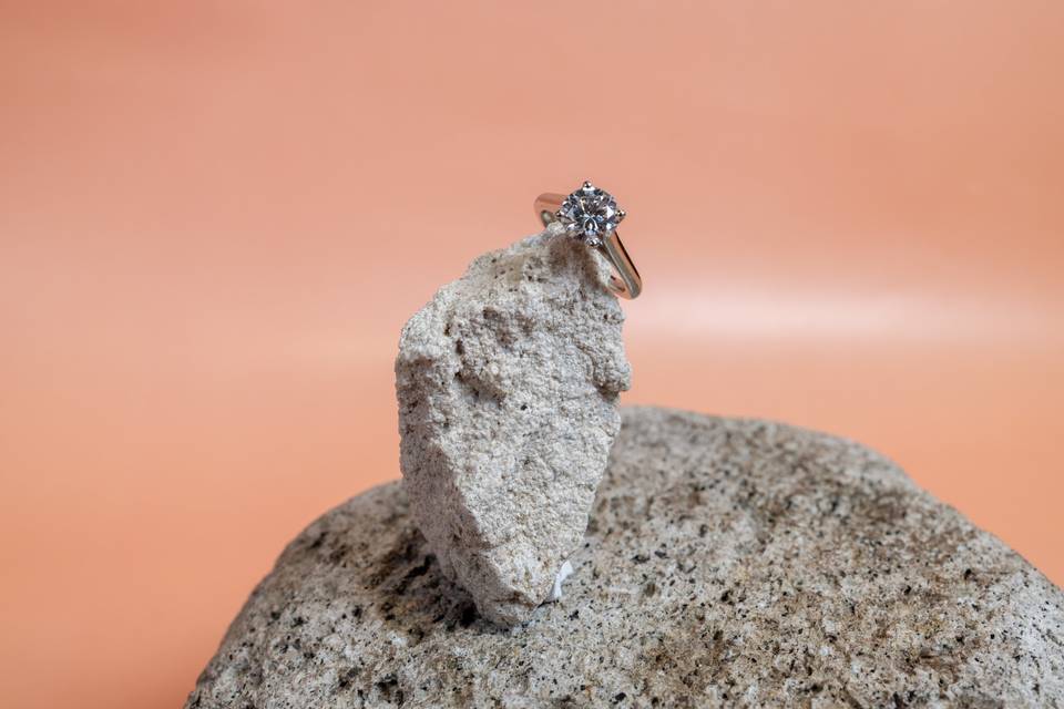 bague solitaire equilibre sur roc