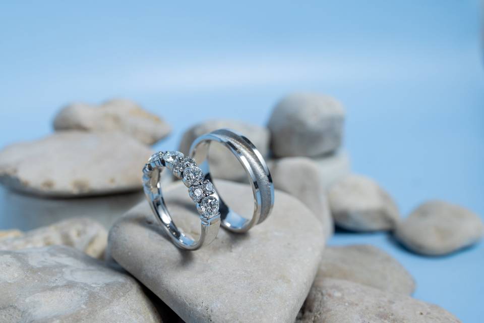 bagues couple platine sur galets bleu