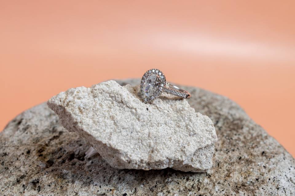 monture diamant sur socle pierre