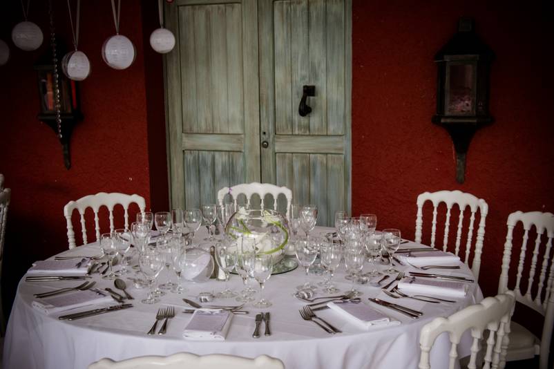 Table gris et blanc