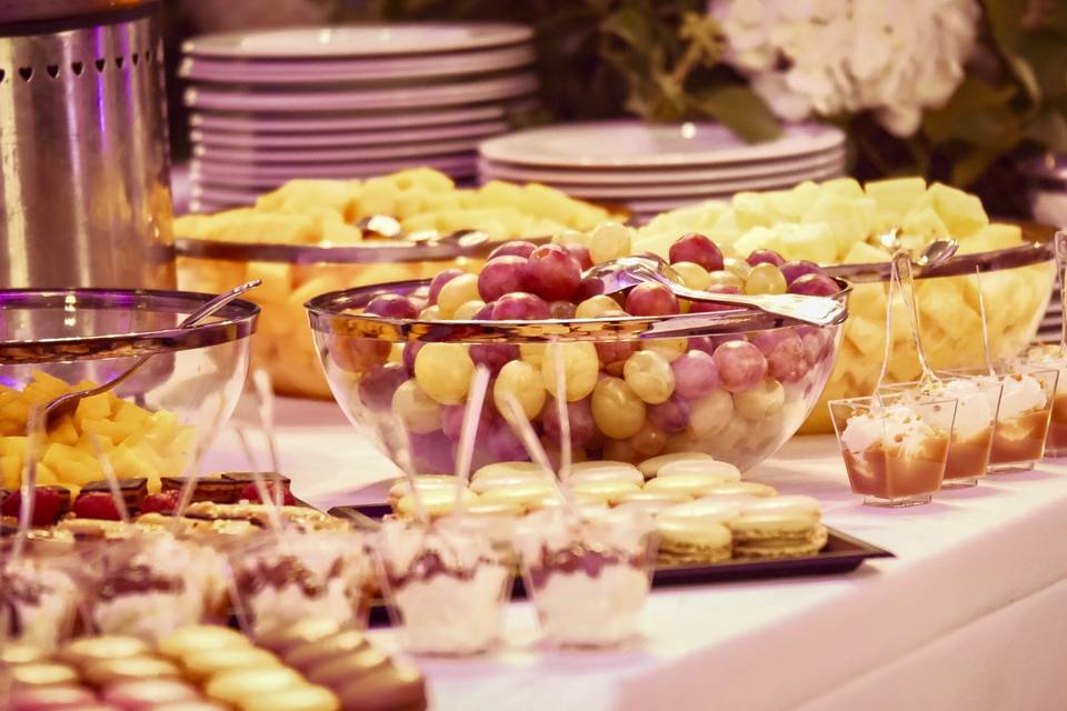 Mignardises et fruits découpés