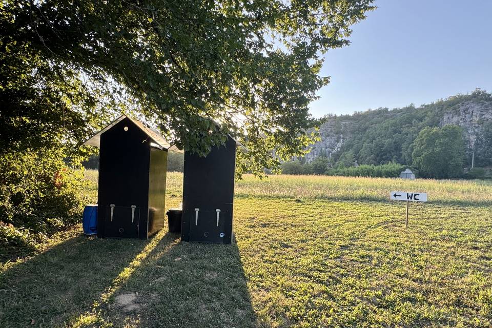Sanitaires extérieurs en bois