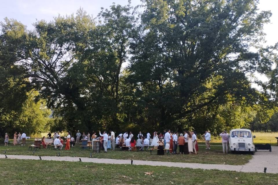 100 invités