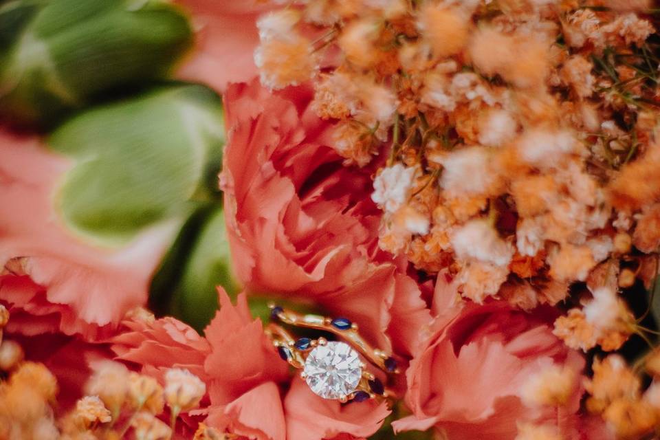 Alliance et bouquet de mariée